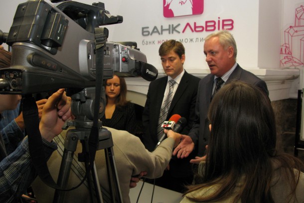 Magnus Rystedt and Vosnuk Mykola surrounded by journalists at Bank Lviv.