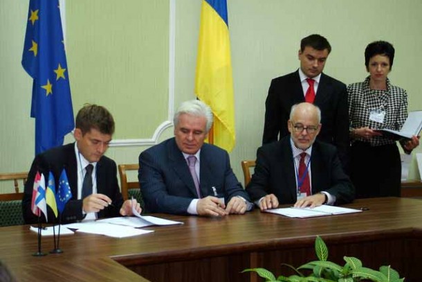 Magnus Rystedt, Sergiy Iermilov and Torben Vindeløv signing the framework agreement. Photo: Andriy Katashov