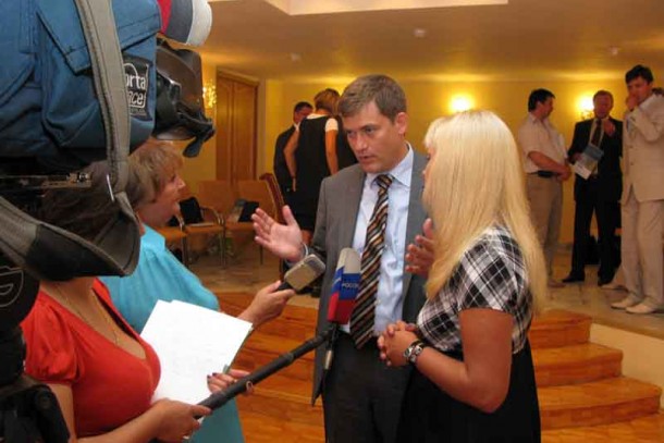 Managing Director Magnus Rystedt surrounded by journalists in Sosnovy Bor.