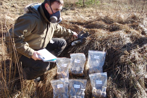 Investigating obsolete pesticides. Photo: DGE Baltic Soil and Environment