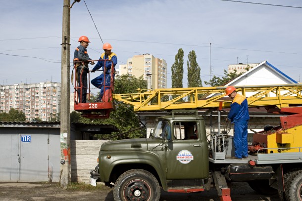 Changing to energy efficient street lights. Photo: Patrik Rastenberger