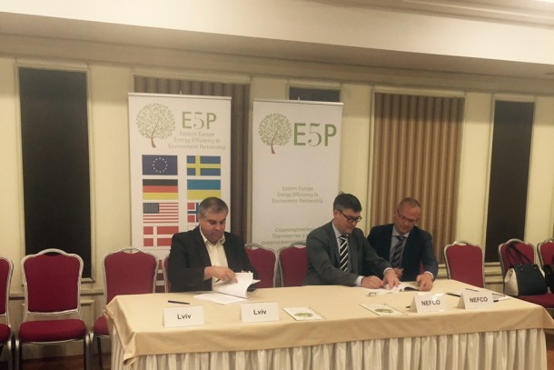 The agreement is being signed. From left: Volskyy Valentyn Volodymyrovych from Lviv Vodokanal and Magnus Rystedt and Bo Nyhus from NEFCO. Photo: Julia Shevchuk
