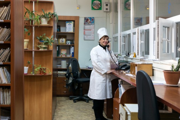 A steady stream of patients and their families are served at the hospital's reception. Photo: Patrik Rastenberger