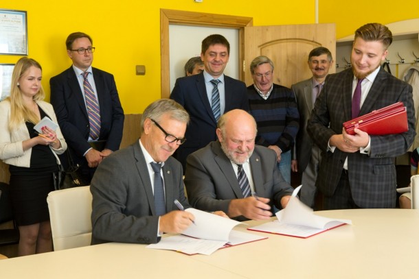 Executive Vice President Kari Homanen and Director Yuri Tsypkaikin from Gatchina Vodokanal signing the NDEP financing agreement in Gatchina. Photo: Patrik Rastenberger