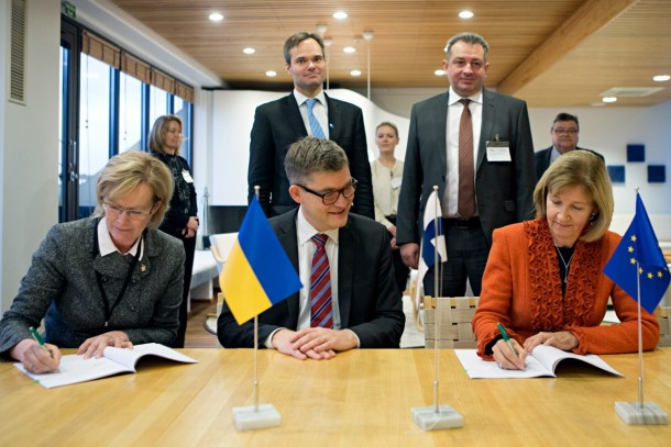 Finland Ukraine Trust Fund being signed at NEFCO. In the back Minister for Foreign Trade and Development Kai Mykkänen, Ambassador of Ukraine Andrii Olefirov and in the front Senior Investment Manager Helena Lähteenmäki, Managing Director Magnus Rystedt and Director General at Ministry for Foreign Affairs of Finland Maimo Henriksson. Photo: Patrik Rastenberger