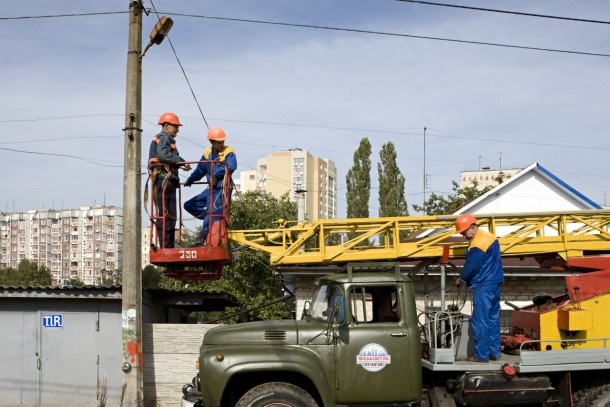 Changing street lights in the city of Zhytomyr. Photo: Patrik Rastenberger