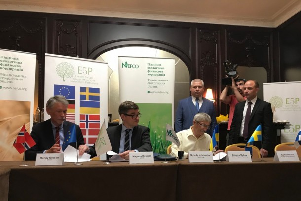 Signing of the agreement in connection with the E5P Steering Group meeting. From left: Senior Adviser Ronny Nilsson, NEFCO, Managing Director Magnus Rystedt, NEFCO, Managing Director Mykola Lykhozhov, Teploenergo and standing Mr Dmytry Bykov, Mayor of Horishni Plavni. Photo: Ulf Bojö, NEFCO.