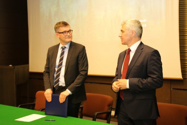 Managing Director Magnus Rystedt, NEFCO and Head of the Republic of Karelia Arthur Olegovich Parfenchikov signing the memorandum of understanding at the Embassy of the Russian Federation in Helsinki. Photo: Republic of Karelia