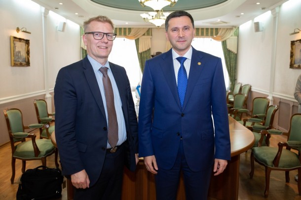 Kimmo Tiilikainen, Minister of the Environment, Energy and Housing in Finland and Dmitry Kobylkin, Minister of Natural Resources and Environment of the Russian Federation (MNRE) discussing in Moscow on 11 July. Photo: MNRE