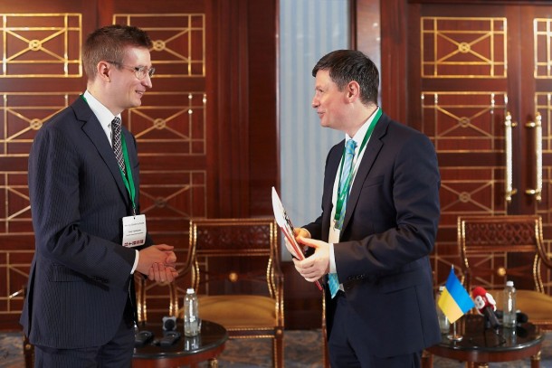 Senior Advisor Oras Tynkkynen, Sitra handing over the report to Deputy Minister of Regional Development, Construction, Housing and Utilities of Ukraine. Photo: NEFCO