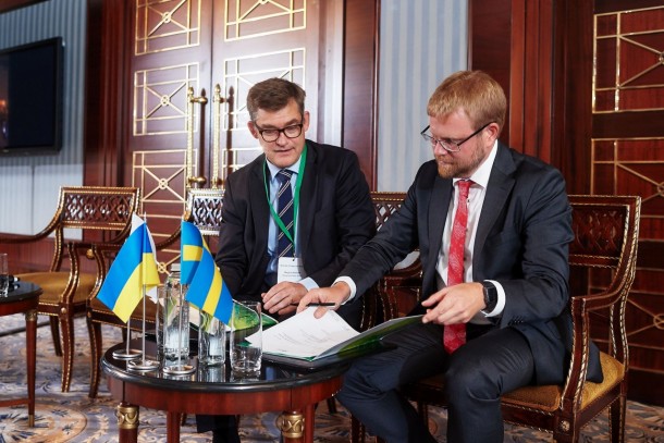 Managing Director Magnus Rystedt, NEFCO and Ambassador of Sweden Martin Hagström signing the agreement of the new programme. Photo: NEFCO