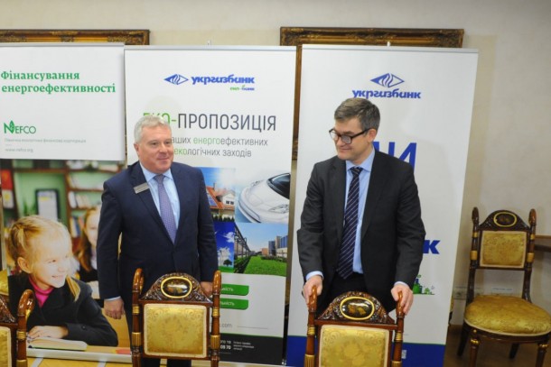 Andrii Kravets, First Deputy CEO at Ukrgasbank and Magnus Rystedt, Managing Director at NEFCO signing the loan agreement at the launching event in Kyiv. Photo: Ukrgasbank