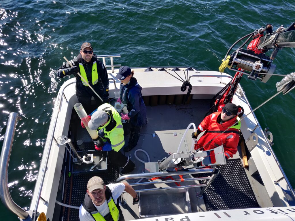 Luode Consulting sampling at sea