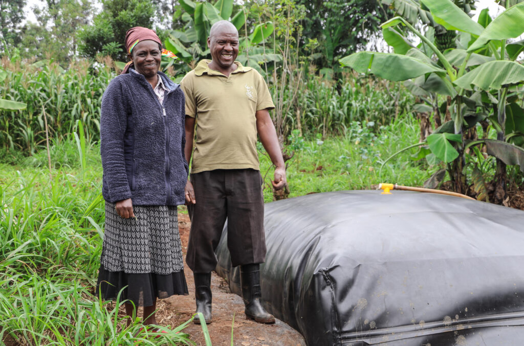 A smallholder farmer in a rural village receiving biogas for cooking and biofertilizer for cultivation from a biodigester – Sistema.bio