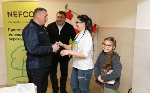 Kivertsi mayor handing in the keys to the new appartments to Ukrainian IDP