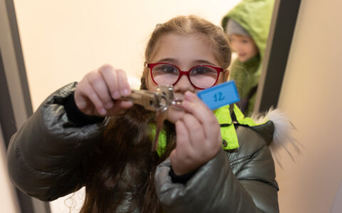 Anna's daughter with the new apartment's keys in Trostyanets for Nefco