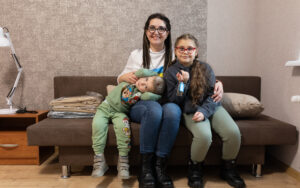 Anna with her daughter and son in the new apartment in Trostyanets for Nefco