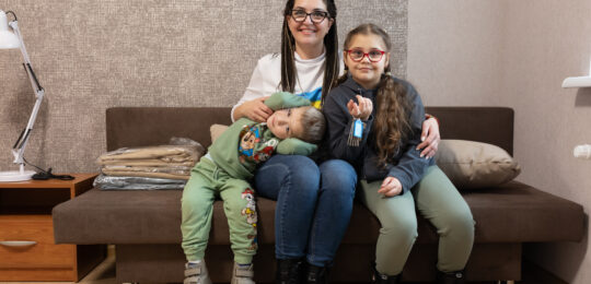 Anna with her daughter and son in the new apartment in Trostyanets for Nefco