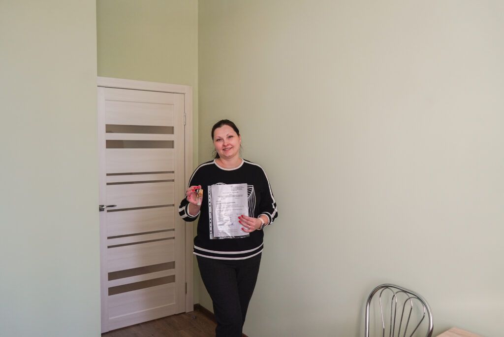 Kateryna, IDP living in the renovated urgent housing apartment building in Zvyahel.